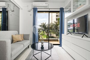 Apartamento, 2 habitaciones, vistas a la ciudad | Zona de estar | Una televisión de pantalla plana