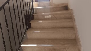 A staircase with marble steps and black balusters. - Home  Peppe (Manduria)