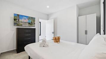 3 bedrooms, in-room safe, desk, iron/ironing board