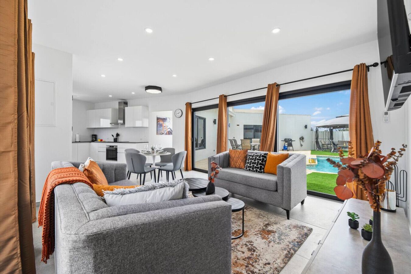 Smart-TV, Bücher, Stereoanlage