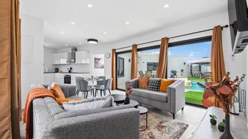 Smart-TV, Bücher, Stereoanlage