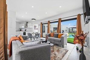 Smart TV, libros y estéreo 