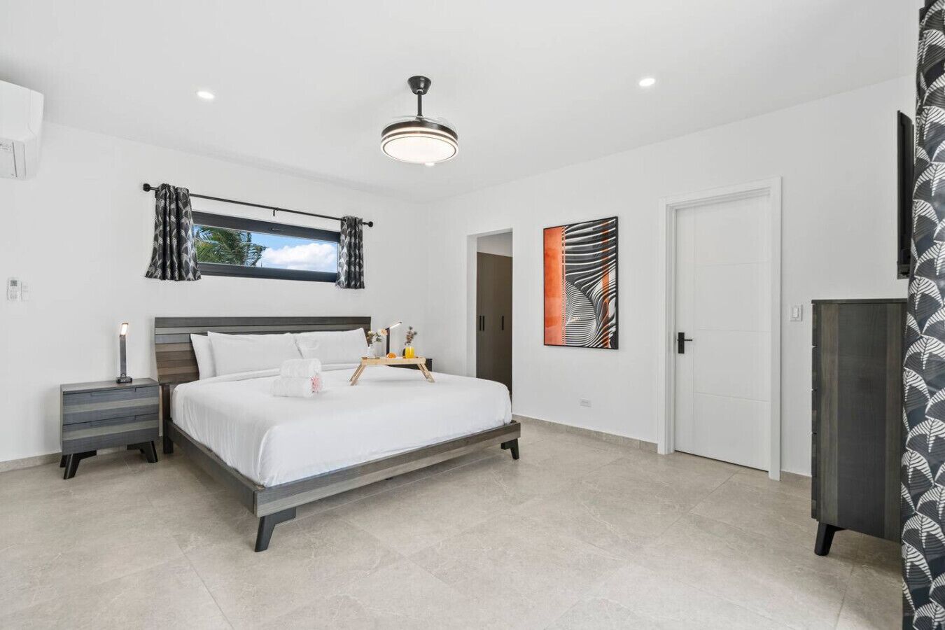 3 slaapkamers, een kluis op de kamer, een bureau