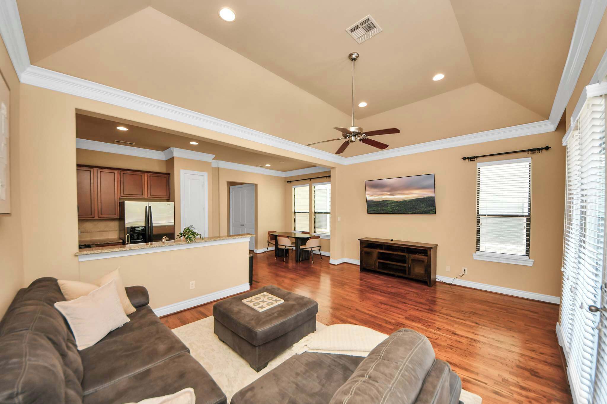 Televisión y oficina 