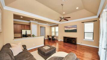 Een televisie en een kantoor