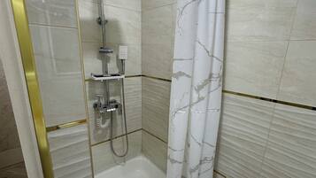 SĂšche-cheveux, serviettes fournies, papier toilette