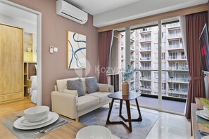 Leilighet, 3 soverom, byutsikt | Oppholdsområde | En 43-tommers smart-TV med kabel-kanaler samt Netflix