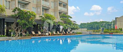 Una piscina al aire libre