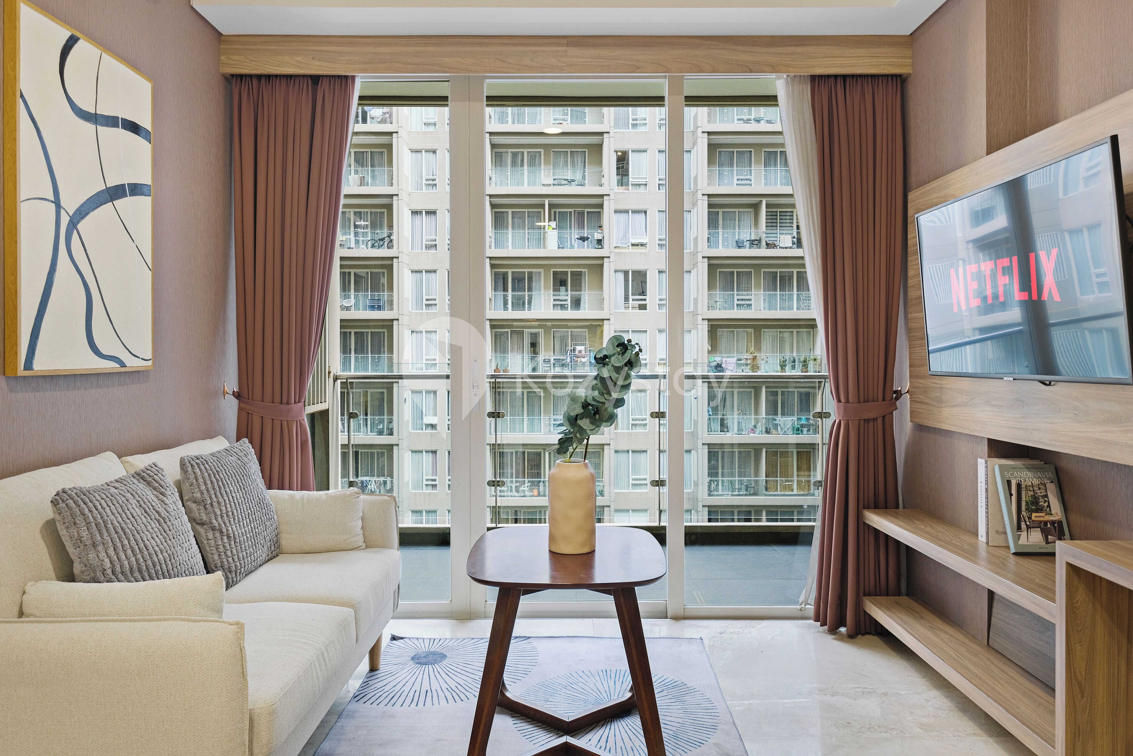 Apartamento, 3 habitaciones, vistas a la ciudad | Zona de estar | Smart TV de 43 pulgadas con canales por cable, Netflix