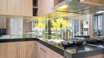 Apartment, 3 Bedrooms, City View | Private kitchen | Full-size fridge, microwave, stovetop, rice cooker