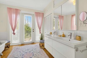 Shower, hair dryer, towels, shampoo - Historic Beasley House with Heated Pool (Sarasota)