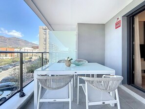 Outdoor dining - Modern and Comfortable Apartment in Estepona (Estepona)
