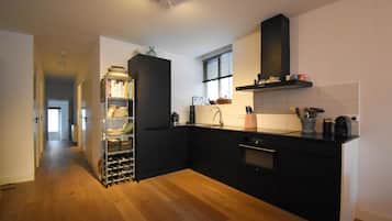 Microondas, horno, placa de cocina y lavavajillas