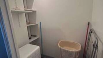 Bruser, hårtørrer, håndklæder, Sæbe