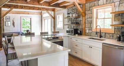 NEW Cozy 4-bedroom cabin with AC, WiFi, Hot Tub and Fire Place!