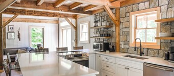 NEW Cozy 4-bedroom cabin with AC, WiFi, Hot Tub and Fire Place!