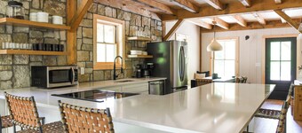 NEW Cozy 4-bedroom cabin with AC, WiFi, Hot Tub and Fire Place!