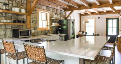 NEW Cozy 4-bedroom cabin with AC, WiFi, Hot Tub and Fire Place!