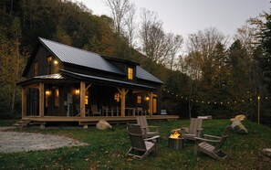 Property grounds - NEW Cozy 4-bedroom cabin with AC, WiFi, Hot Tub and Fire Place! (Killington)
