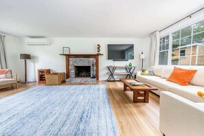 TV, fireplace - Charming Garrison Colonial Home in Wellfleet (Wellfleet)