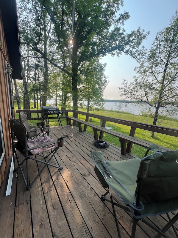 Terrace/patio - Fishing 2 bedroom cabin on Rainy Lake (International Falls)