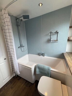 Haartrockner, Handtücher, Seife, Toilettenpapier