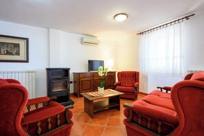 TV - Spatious 3 bedroom, family apartment by the pool in a tranquil setting near Umag (Umag)