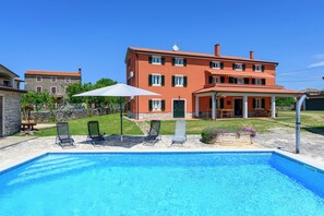 Una piscina al aire libre