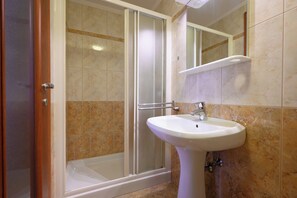 Dusche, Haartrockner, Bidet, Handtücher