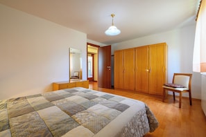 3 bedrooms, free WiFi, bed sheets, wheelchair access