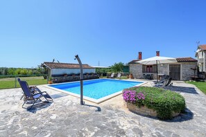 Una piscina al aire libre