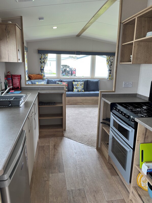 Fridge, microwave, oven, stovetop - Arizona-Pura Vida Holidays Caravan with free WIFI and private parking (Clacton-on-Sea)