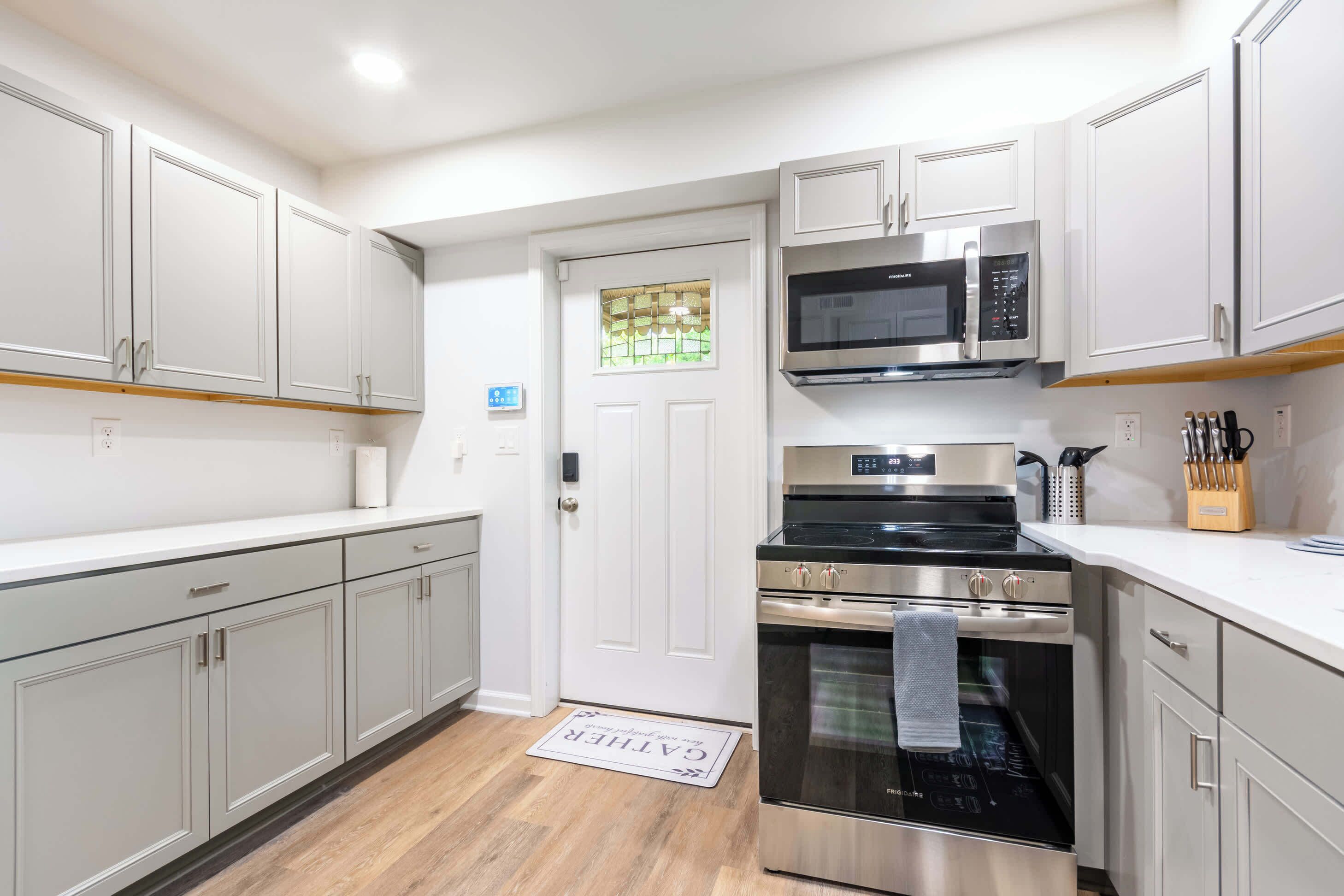 Refrigerador, microondas, horno y parrilla de estufa 