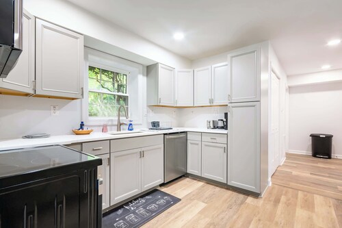 ‼️Bright 2BR Suite w/ Parking & Backyard