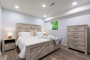 2 bedrooms, desk, iron/ironing board, WiFi