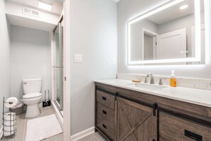 Shower, hair dryer, towels, shampoo - ‼️Bright 2BR Basement Suite w/ Parking & Backyard (Greensboro)