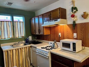 Kühlschrank, Mikrowelle, Herdplatte, Kochgeschirr/Geschirr/Besteck