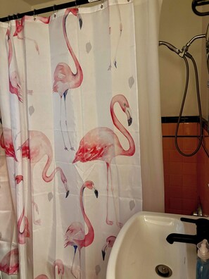 Een douche, een haardroger, handdoeken