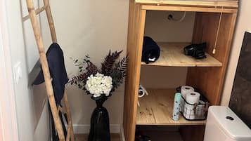 Douche, sĂšche-cheveux, serviettes fournies, savon