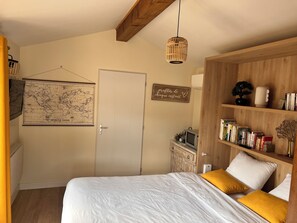 1 Schlafzimmer, Reisekinderbett, Bettwäsche