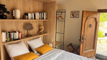 1 habitación, cuna de viaje y ropa de cama