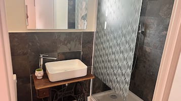 Regadera, secadora de cabello, toallas, jabón