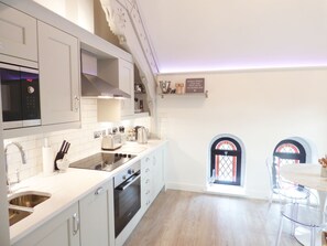 Dishwasher, cookware/dishes/utensils - 1 Chapel Place (Chester)