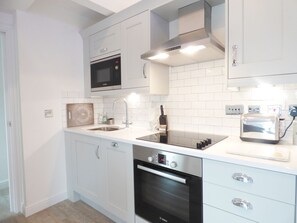 Dishwasher, cookware/dishes/utensils - 1 Chapel Place (Chester)