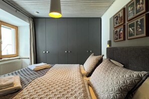 2 bedrooms, iron/ironing board, WiFi, bed sheets