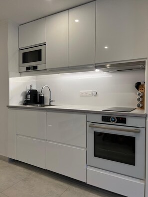 Mikrowelle, Ofen, Herdplatte, Geschirrspüler