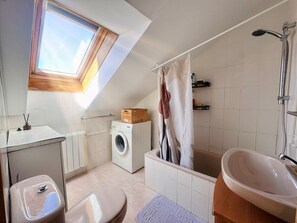 Een haardroger, handdoeken