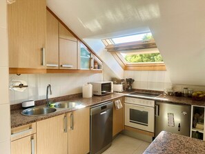 Een oven, een kookplaat, een koffiezetapparaat/waterkoker