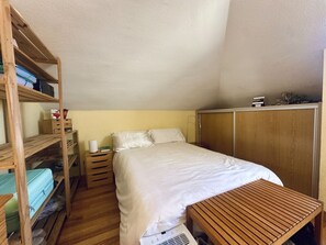 1 slaapkamer, een strijkplank/strijkijzer