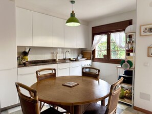 Réfrigérateur, four à micro-ondes, un four, lave-vaisselle